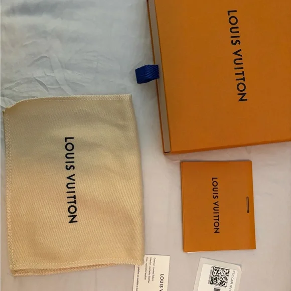 Louis Vuitton Recto Verso Card Holder - Picture 7 of 7